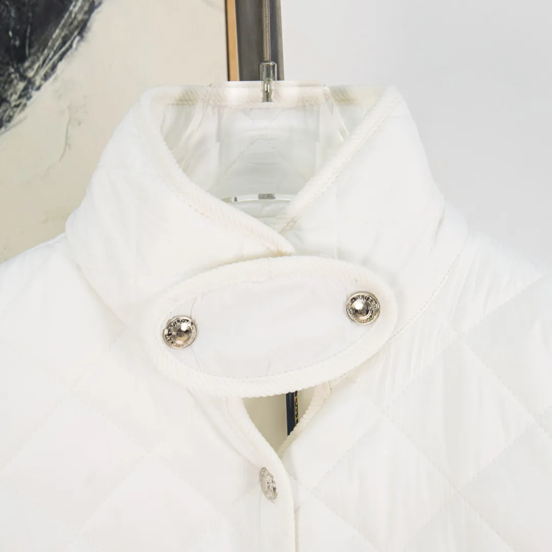 P390 zp version [Exclusive supply] Ralph Lauren/Ralph Lauren 2025aw autumn and winter popular items diamond-shaped quilted embroidered corduroy strips imitation feather jacket jacket Correct three-pocket version Slight waist design Free matching neckline ✅ Facial filling imitation feather cotton Three-in-one diamond-shaped quilted embroidery Soft and comfortable ✅ Customized double-circle brand hardware buckle back waist freely adjustable elastic design ✅ RL three-color diamond plaid cotton jacket 100% restoration Corduroy strips running through the whole body, no knots and no overlap, artificial curling, fine workmanship, highly recommended, rare cotton jacket that does not look bloated, can be worn as an inner layer in the north, can be worn with multiple necklines, elastic waistline on the back, freely adjustable waist, matte memory technology on the face, giving a cotton feel, not to be missed, highly recommended, color: black, white, gray green, khaki, navy, size: S M L XL, number: WW10949